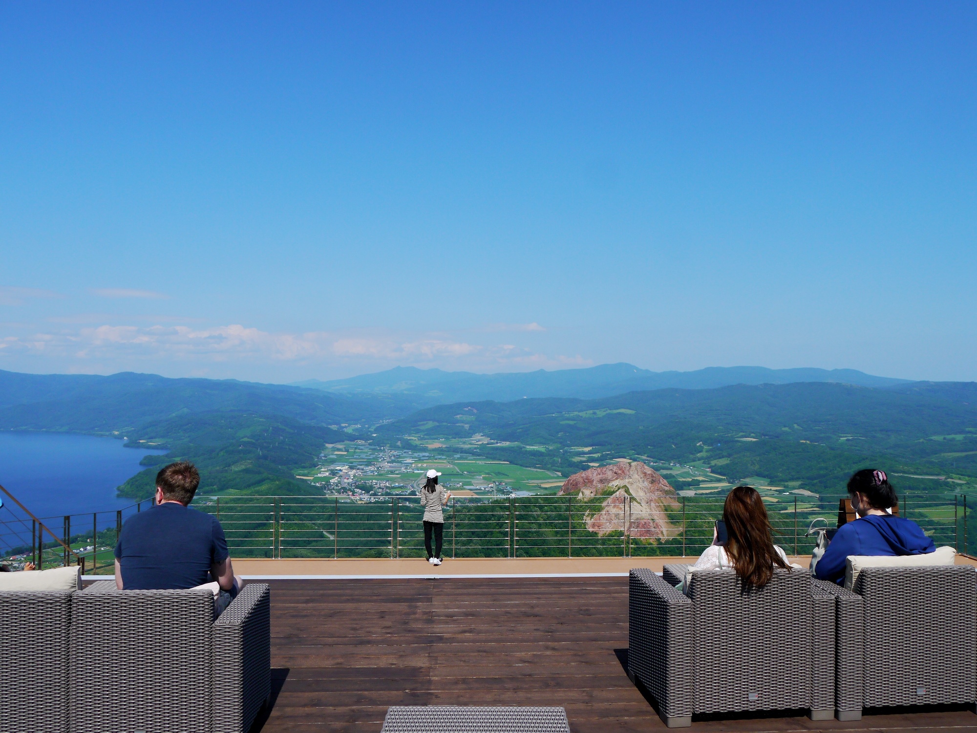 天気が良い時、頂上からは噴火湾、羊蹄山、洞爺湖などの景色をみることができます。