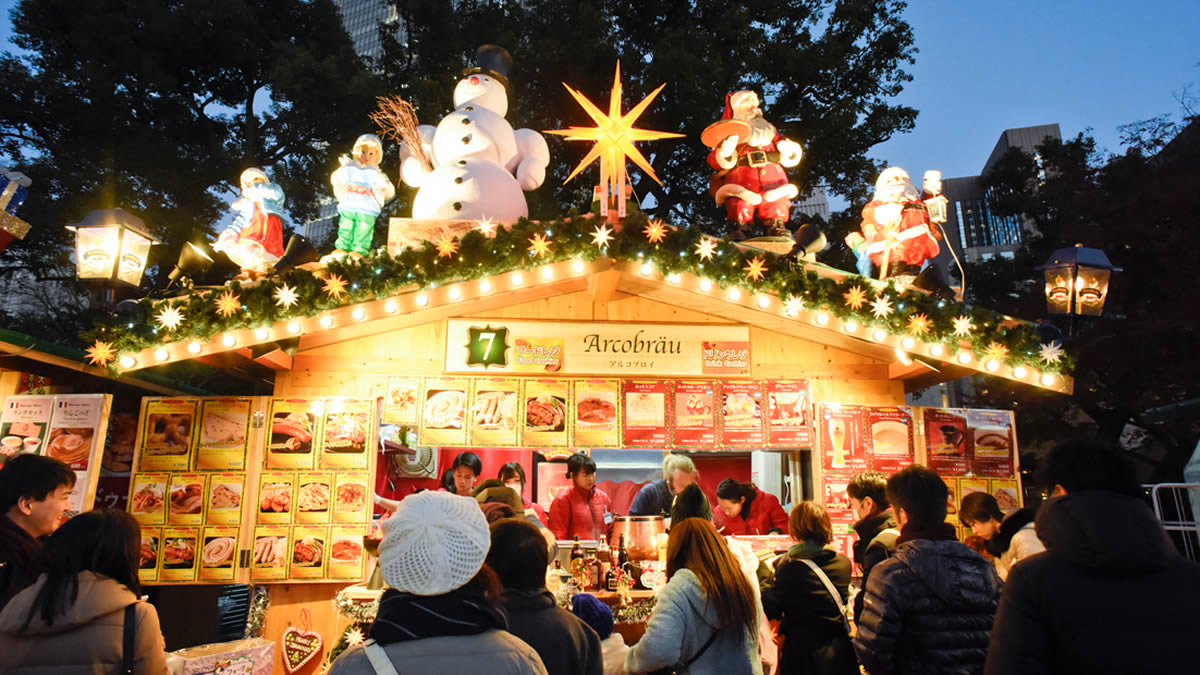 ヒュッテと呼ばれる各店舗 ブースの屋根には雪だるまやサンタ＆トナカイなど、クリスマスモチーフの装飾が。 ライトアップされた夜には、幻想的 に煌めきます。