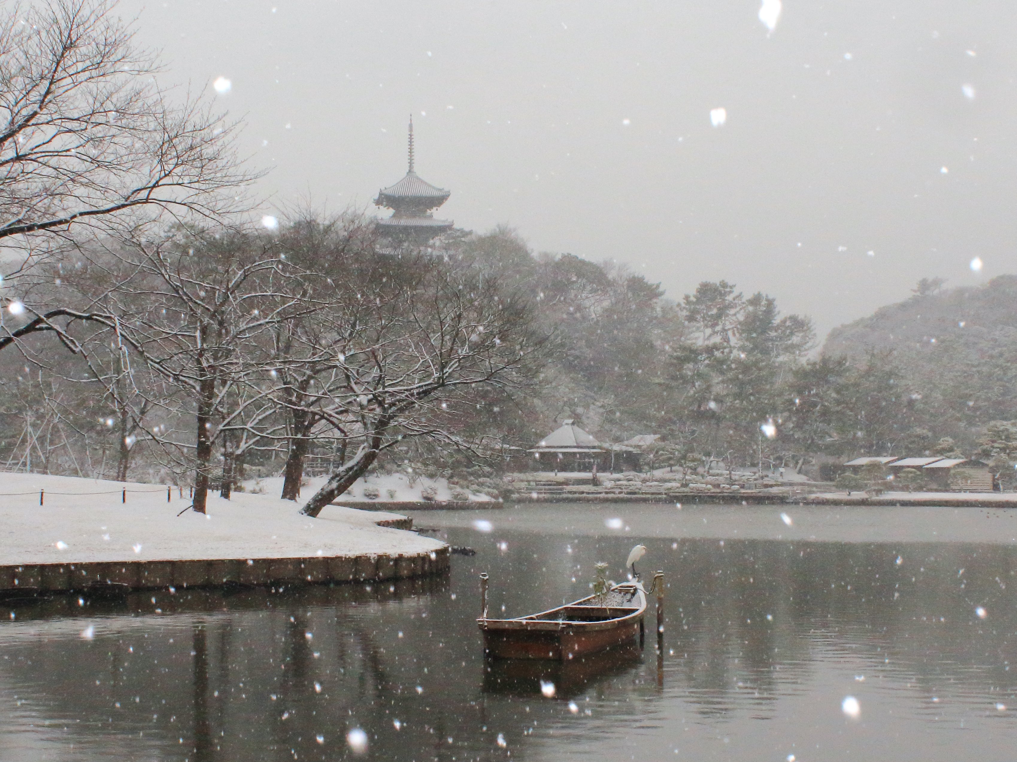 雪の外苑（三重塔と舟）