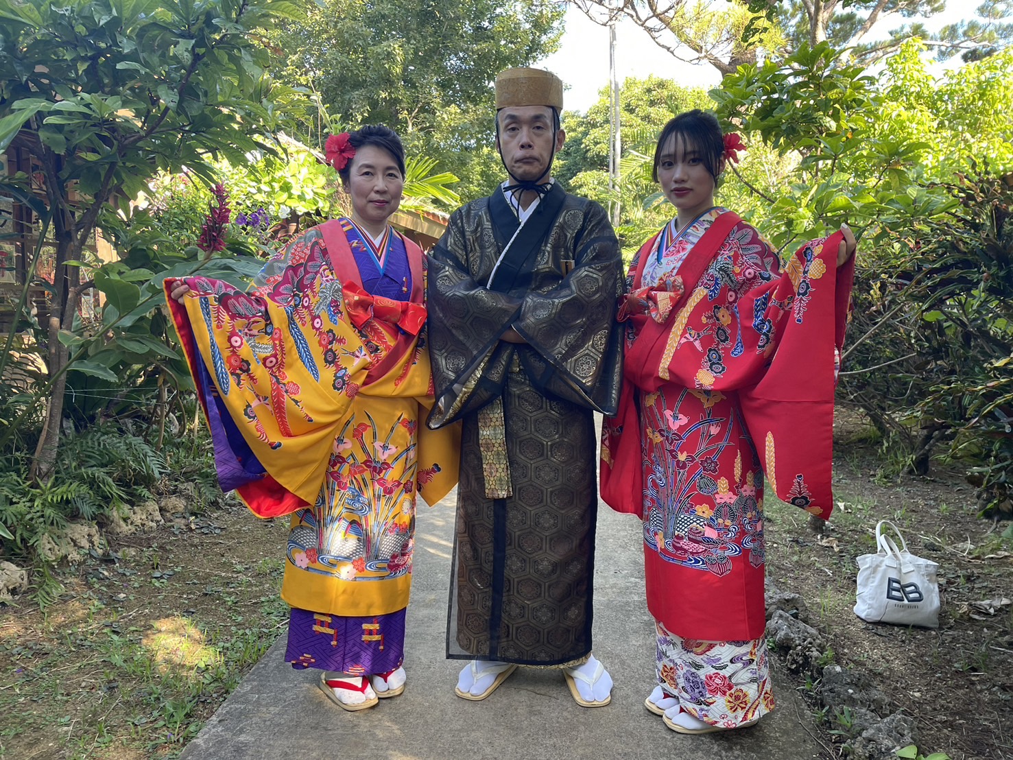 当店の熱帯植物園に咲いているハイビスカスの生花を、髪飾りにご利用いただけます♪