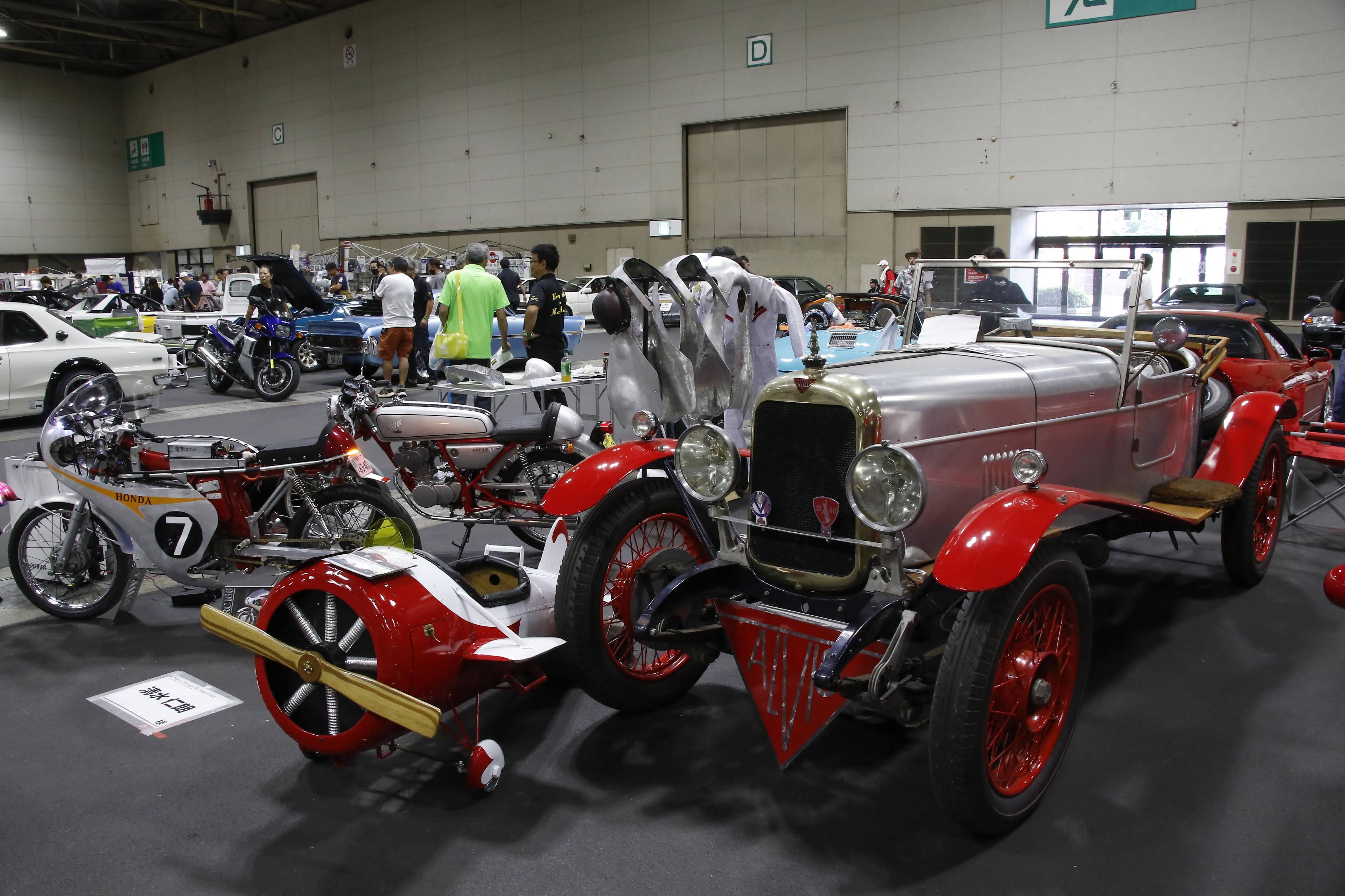 国内外の名車を所有する愛好家たちが戦前から1990年代まで生産されたご自慢の愛車を持ち寄って展示します