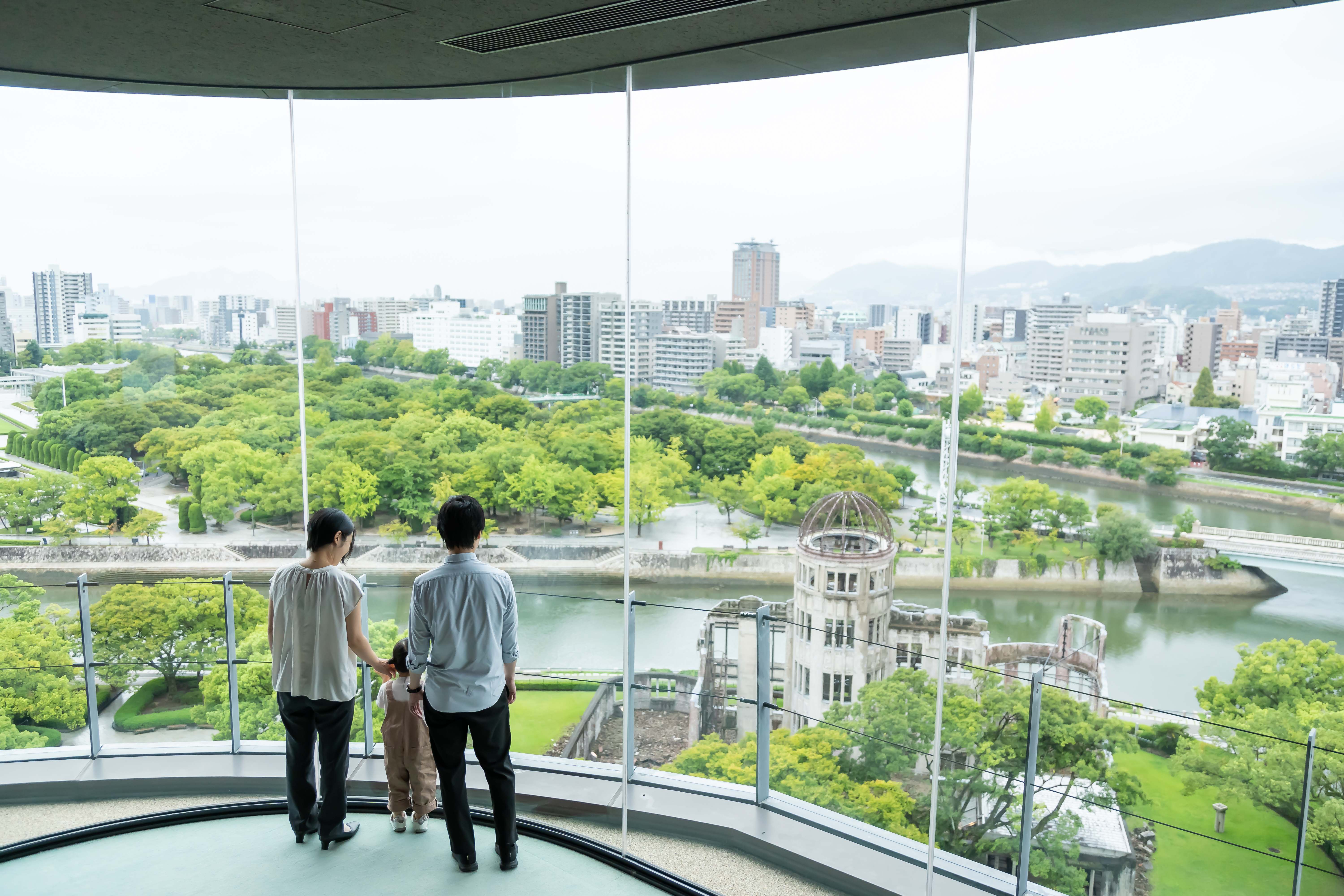 景色もグルメもお土産も、おりづるタワーでは全て楽しむことができます。平和記念公園・原爆ドーム・宮島の弥山も望めるひろしまの丘は外せません。