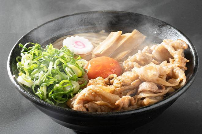 ラーメンは麺、スープ、肉、卵などの具材がひとつの器に盛られ、主菜としても副菜としても楽しめる料理です。