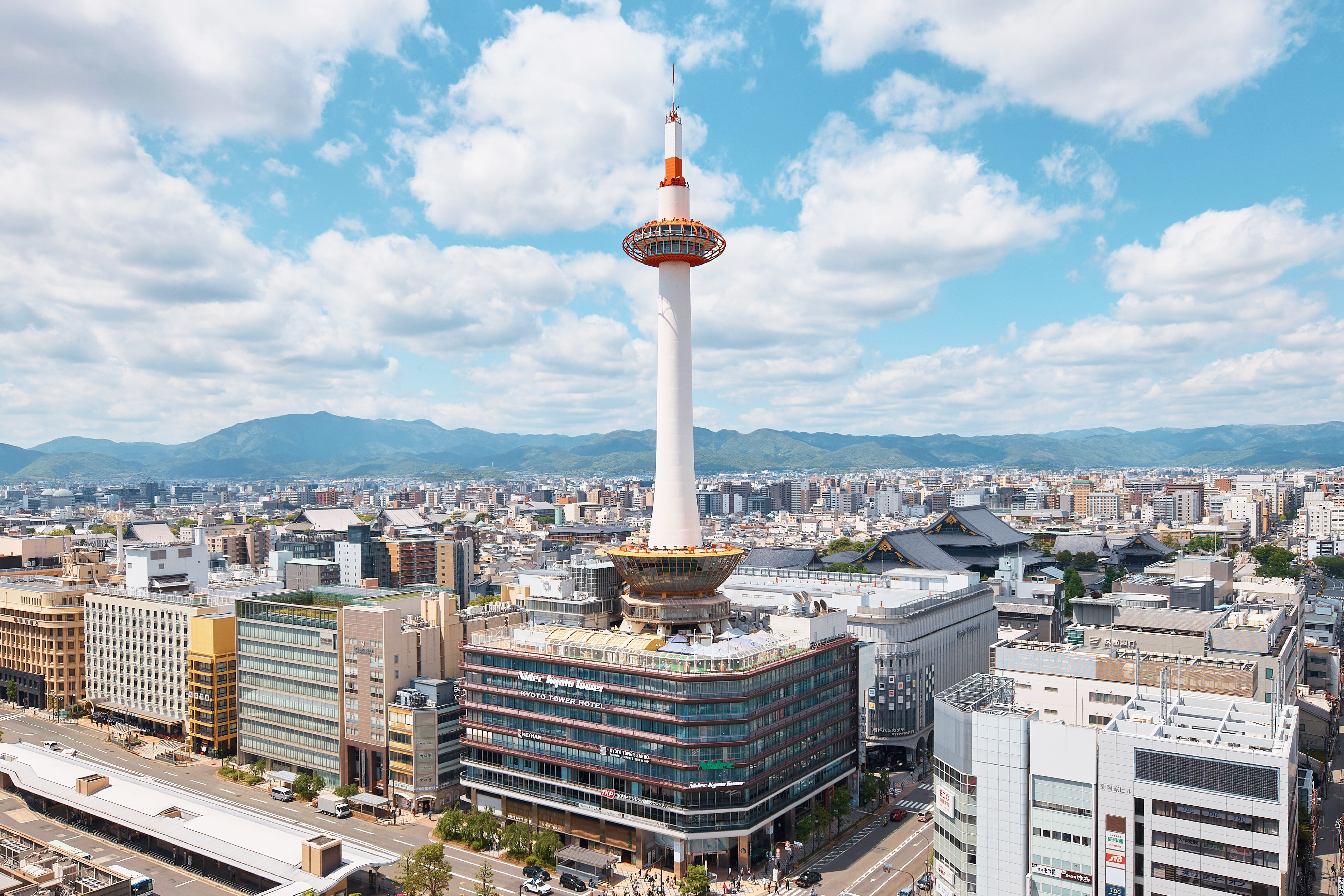 京都で一番高い高さ100メートルの展望台からは京都の街並みを360度一望できます