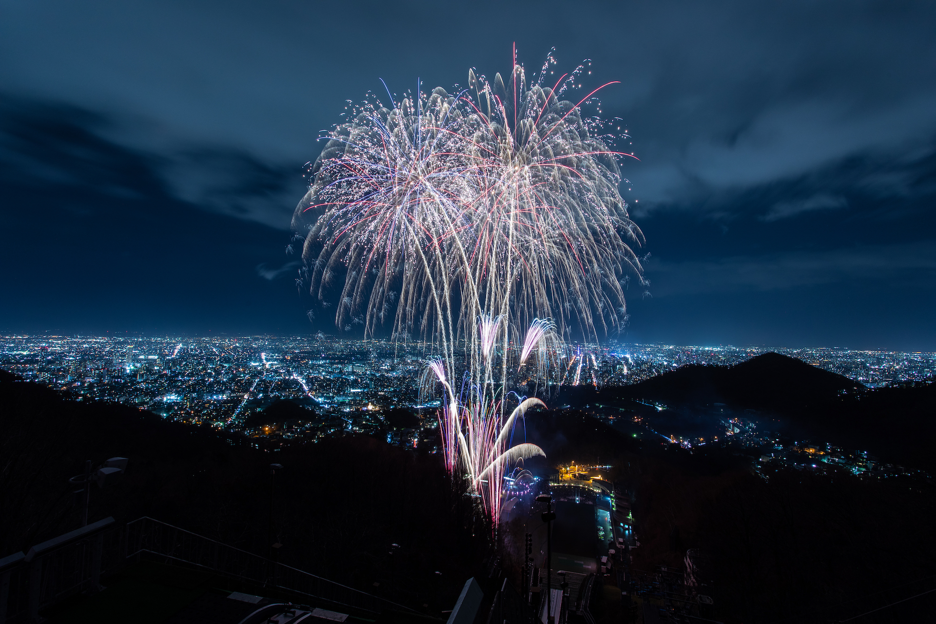 「音楽」×「花火」が連動した花火のショーが冬の北海道で開催！雪景色とともにお楽しみください