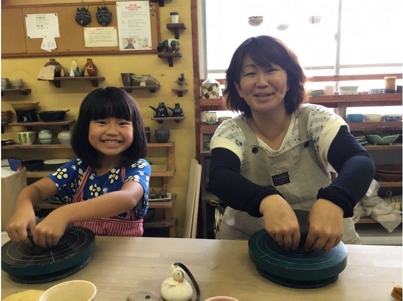 Image of 【大阪・心斎橋駅】陶芸 手びねりで茶碗、湯呑み、お皿など最高3つ作れる満足プラン!6才から参加OK!